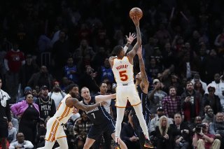Le tir victorieux de Dejounte Murray (5) au buzzer. KEYSTONE/AP/John Bazemore